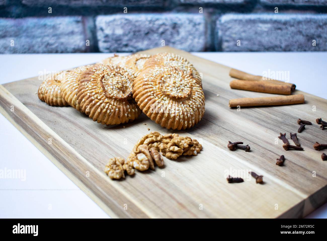 Les biscuits traditionnels turcs, les biscuits fourrés de sésame et de noix, le nom "kombe", les aliments traditionnels locaux d'Antakya. Banque D'Images