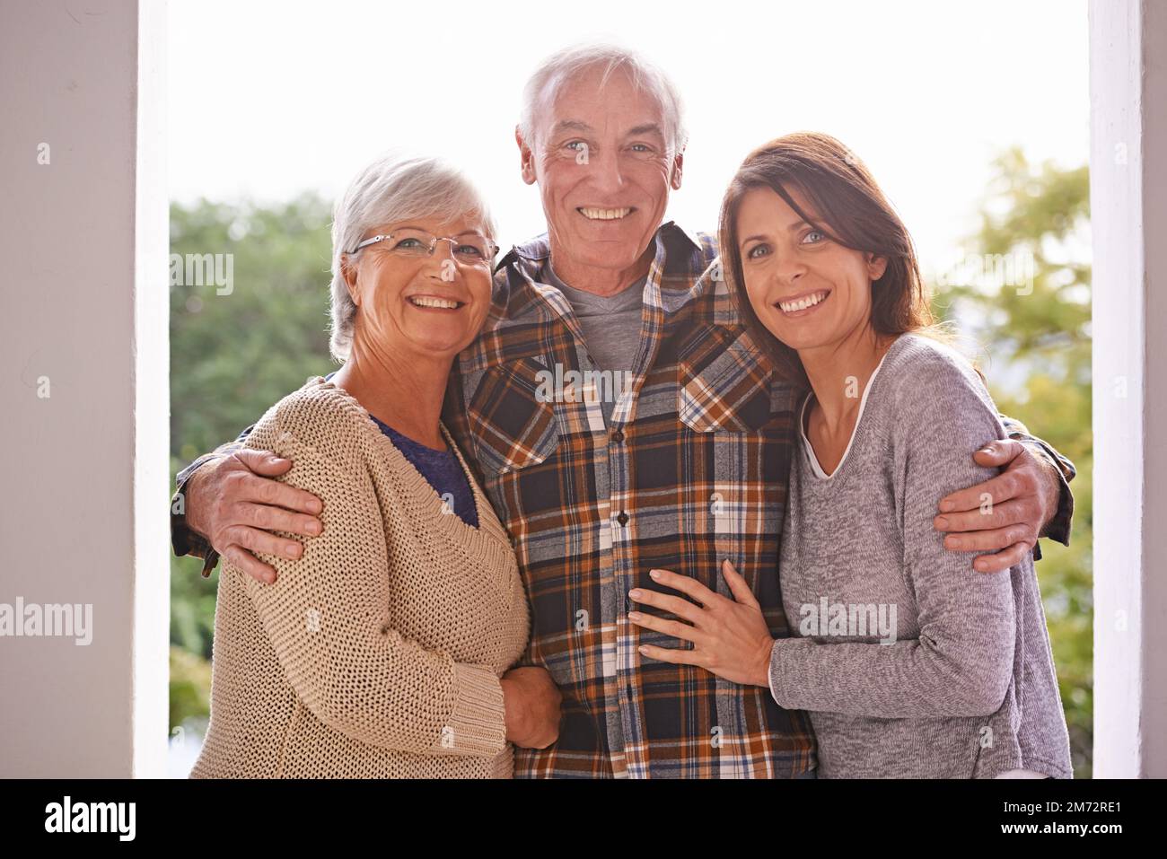 Une famille heureuse. Portrait court d'un couple aîné heureux et de leur fille adulte à la maison. Banque D'Images