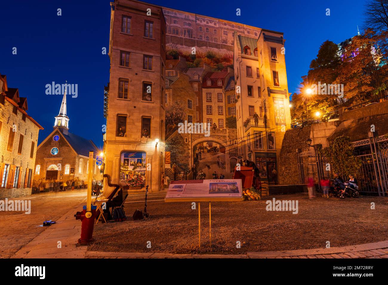 Québec, Canada - 22 octobre 2022 : l'art mural de Fresco dans la vieille ville de Québec dans la nuit d'automne. Fresque des Québécois. Banque D'Images