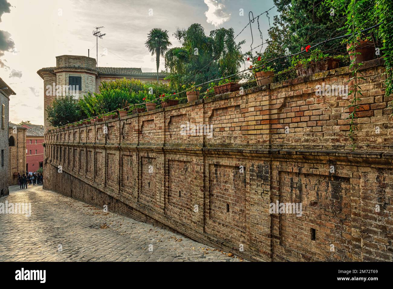 Les murs qui entourent les jardins du lieu de naissance du poète Giacomo Leopardi. Recanati, province de Macerata, Marche, Italie, Europe Banque D'Images