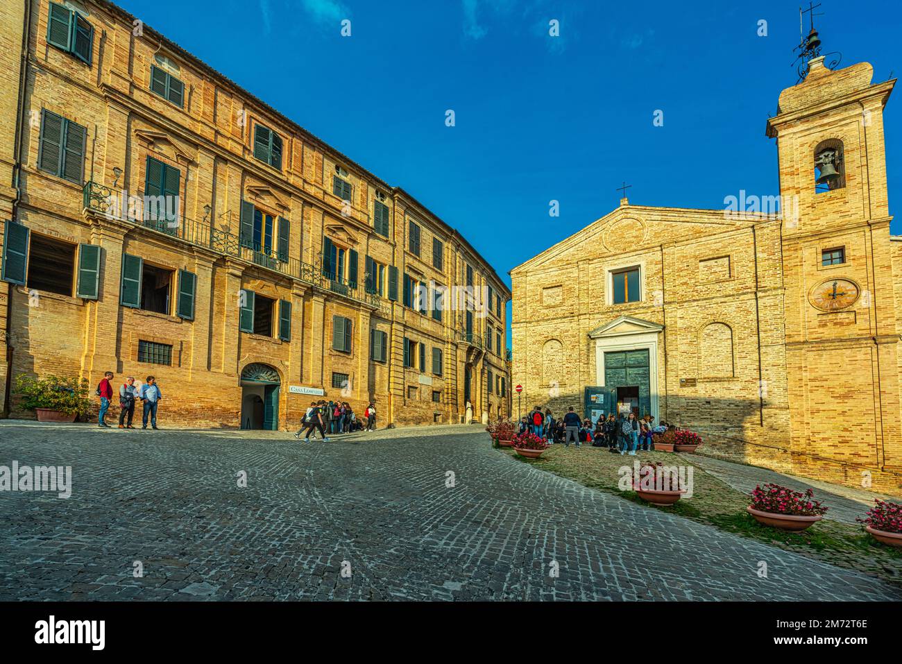 La place de Sabato del Villaggio avec l'ancien palais où vivait le poète Giacomo Leopardi et l'ancienne église de Santa Maria à Montemorello Banque D'Images