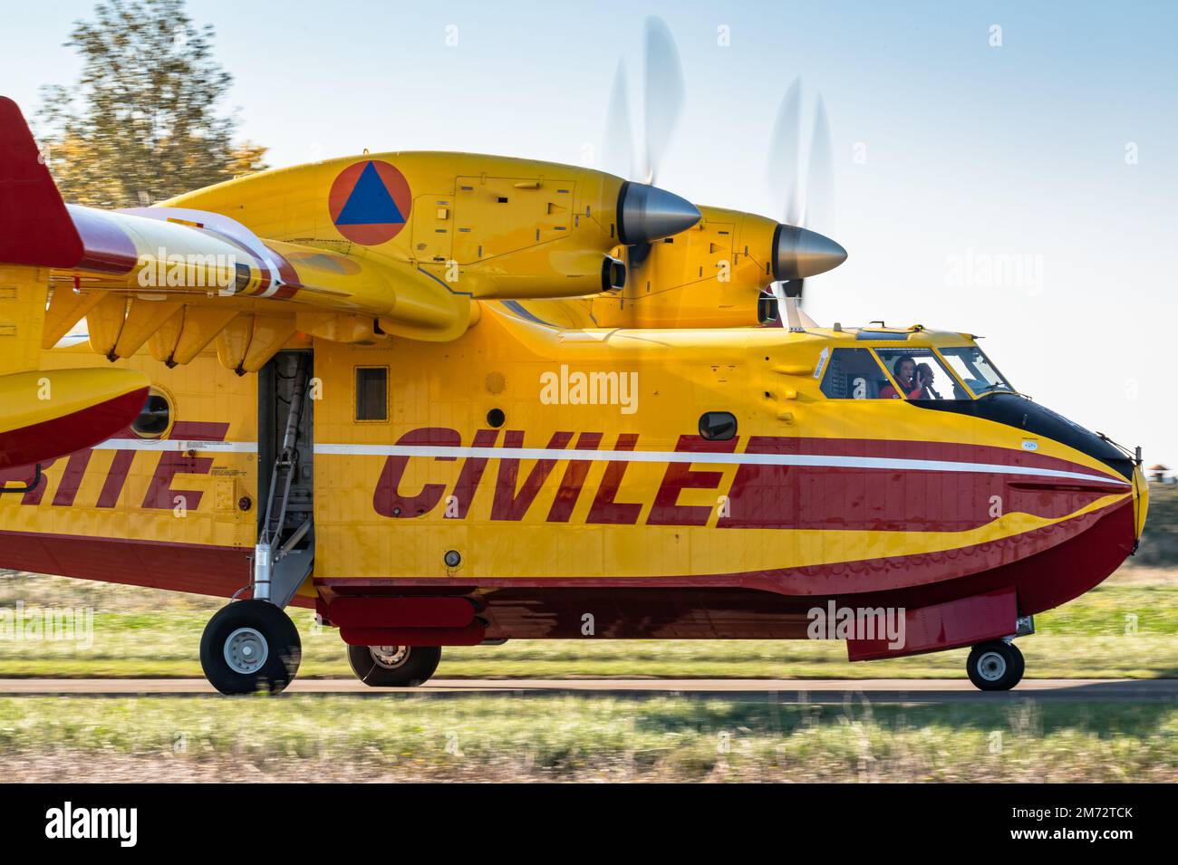 Un avion amphibie Canadair CL-415 pour la lutte contre les incendies aériens de la sécurité civile française contre les incendies de forêt. Banque D'Images