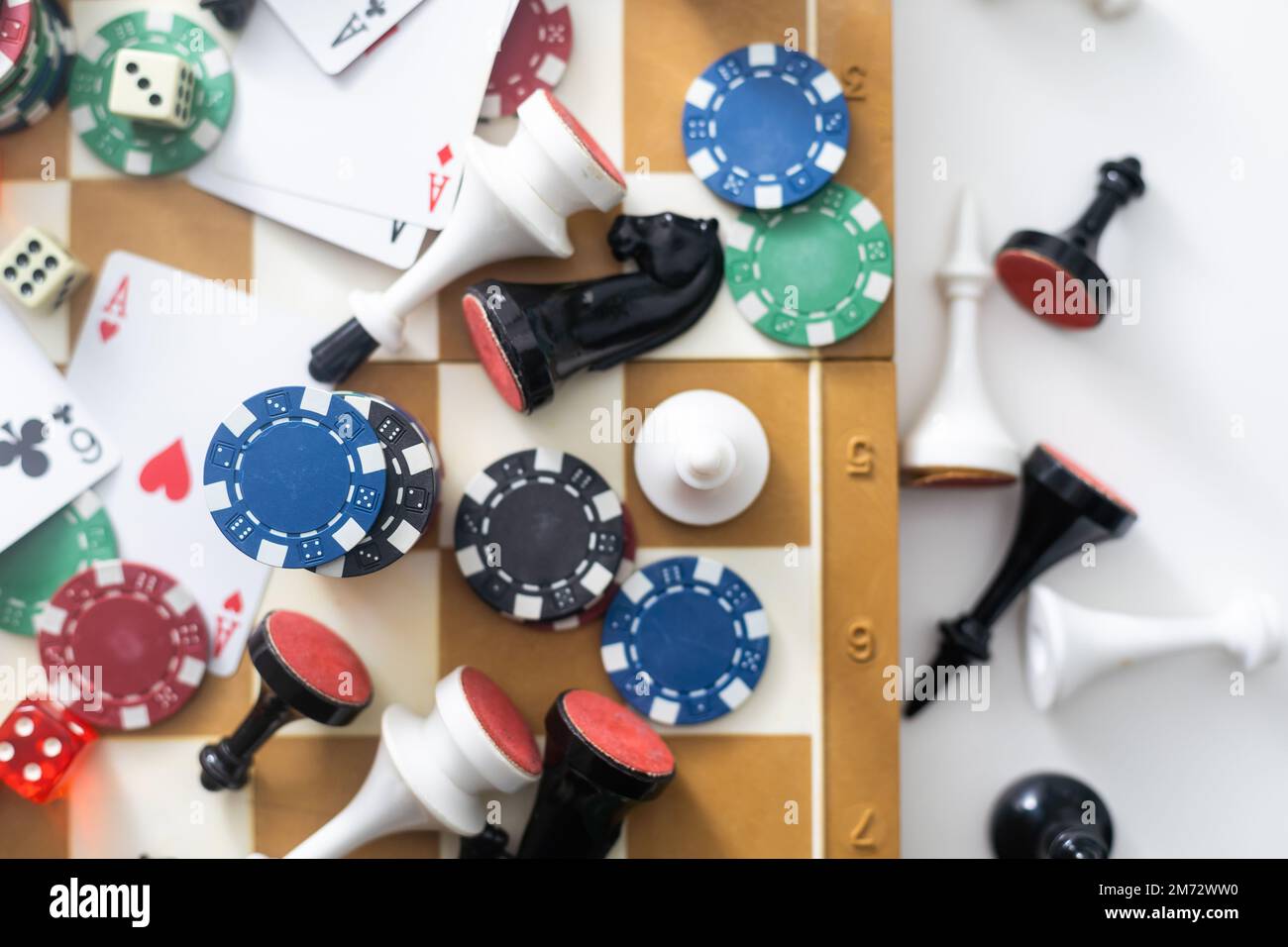 Manette de jeu, cartes avec les jetons sur la table. Banque D'Images