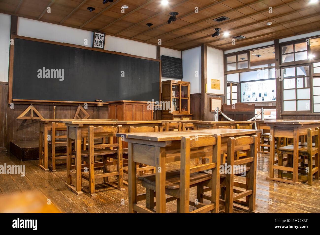 Tottori Japan Déc 1st 2022: La salle de classe primaire de style ancien de l'ère Showa dans WARABEKAN, un musée de jouets et de chansons pour enfants. Banque D'Images