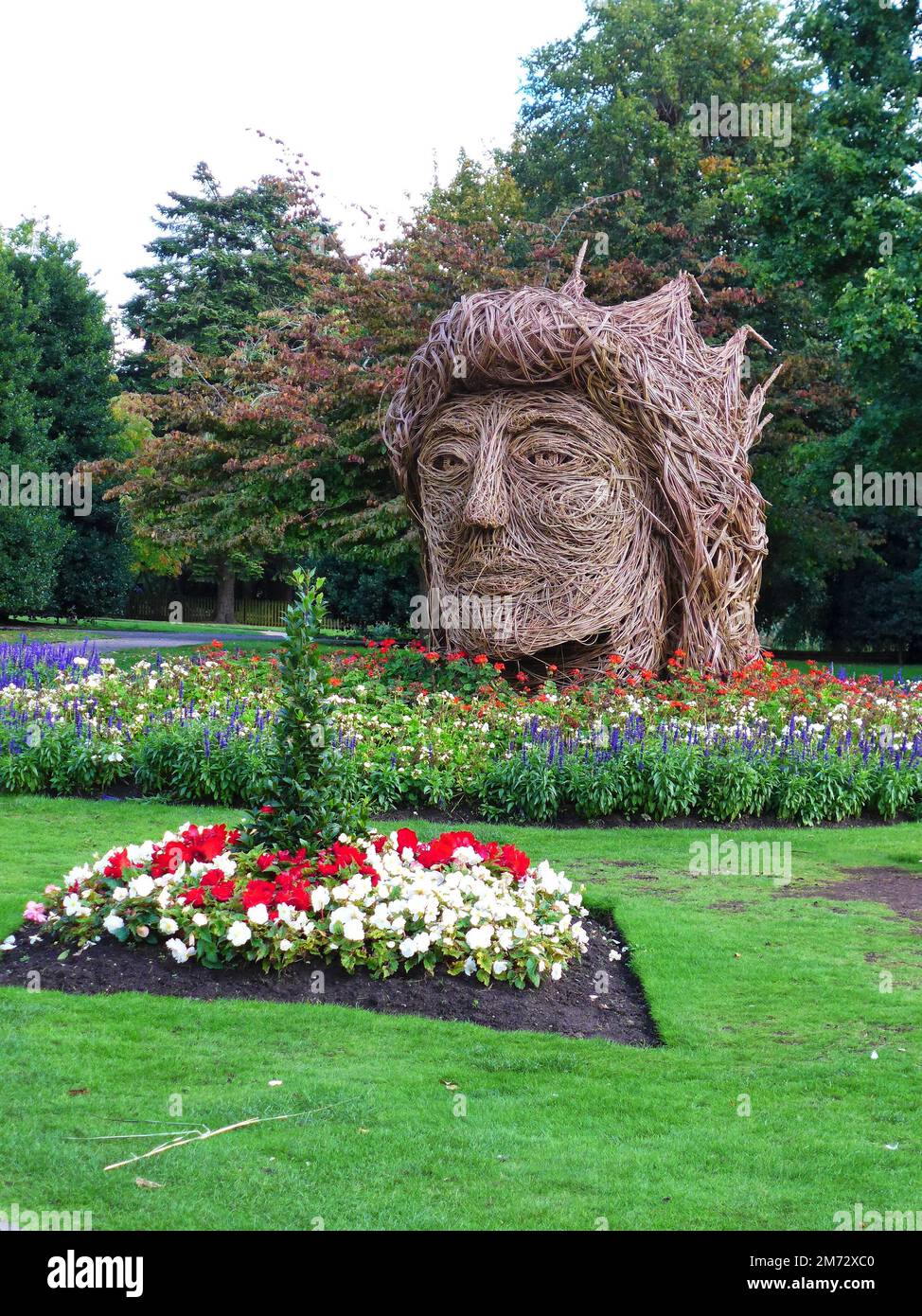 Sculpture en osier de la reine Elisabeth par Sarah Gallagher-Hayes. Chester, Angleterre. Banque D'Images