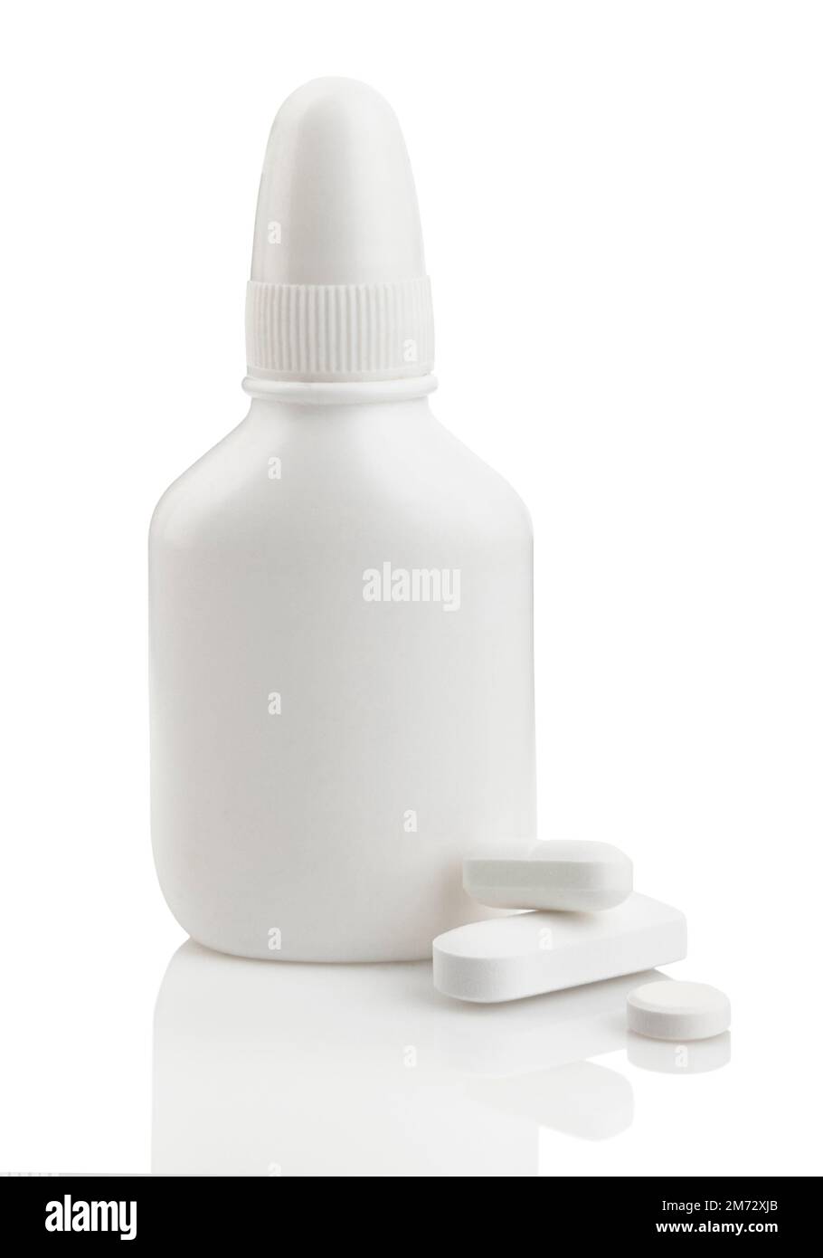 Flacon vaporisateur nasal blanc et pilules isolées sur fond blanc avec masque Banque D'Images