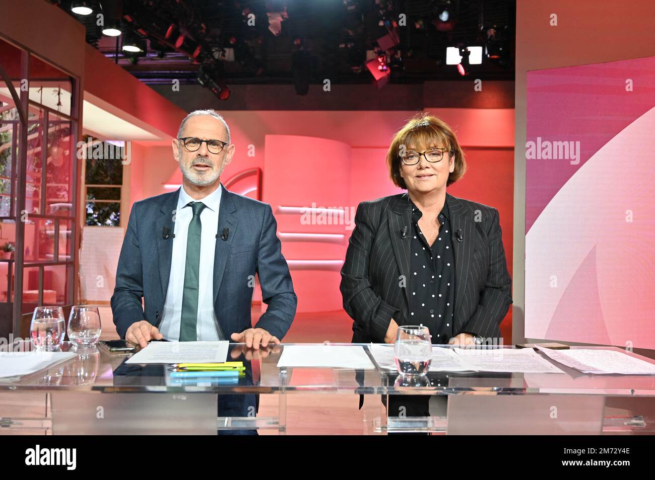 Nathalie Saint-Cricq, journaliste et chef du service politique de France 2  et Gilles Bornstein, journaliste politique sur France Info lors du débat  télévisé organisé par la télévision française à l'occasion de l'élection