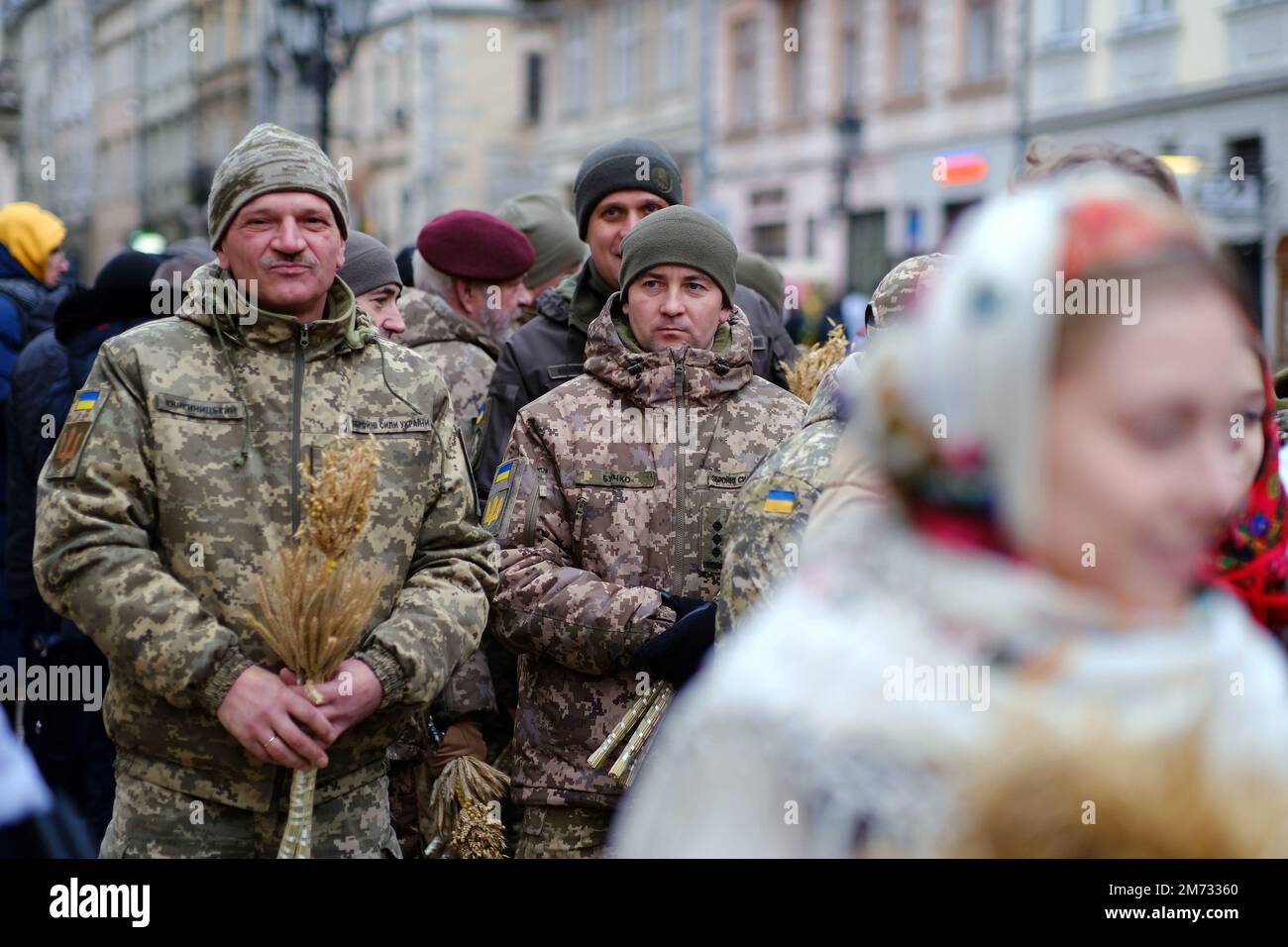 Non exclusif: LVIV, UKRAINE - 6 JANVIER 2023 - des militaires ukrainiens tiennent de petits bouquets d'avoine et de seigle lors de la cérémonie d'installation du principal C. Banque D'Images