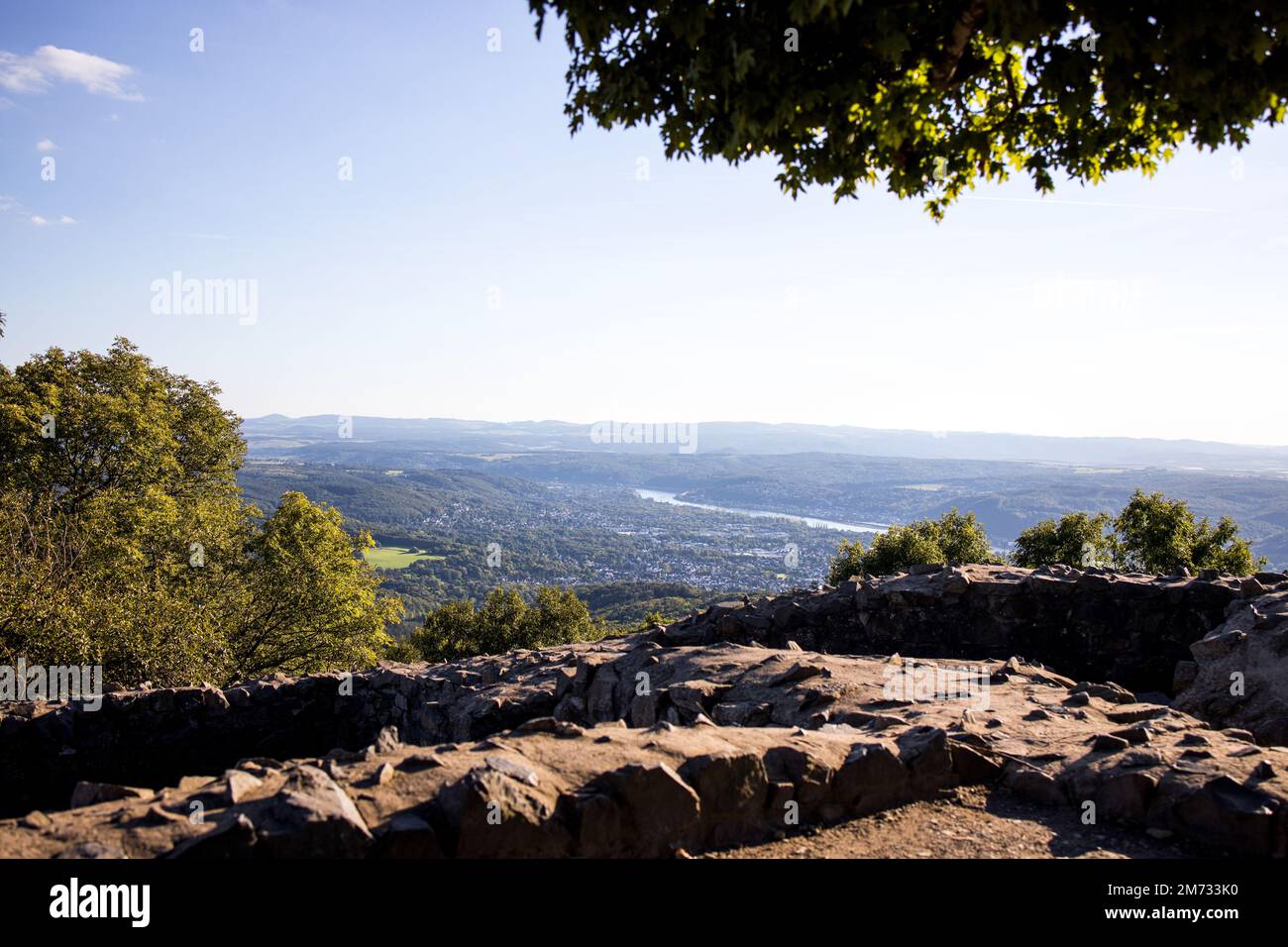 vue depuis la ruine du château de löwenburg dans le siebengebirge allemand en été Banque D'Images