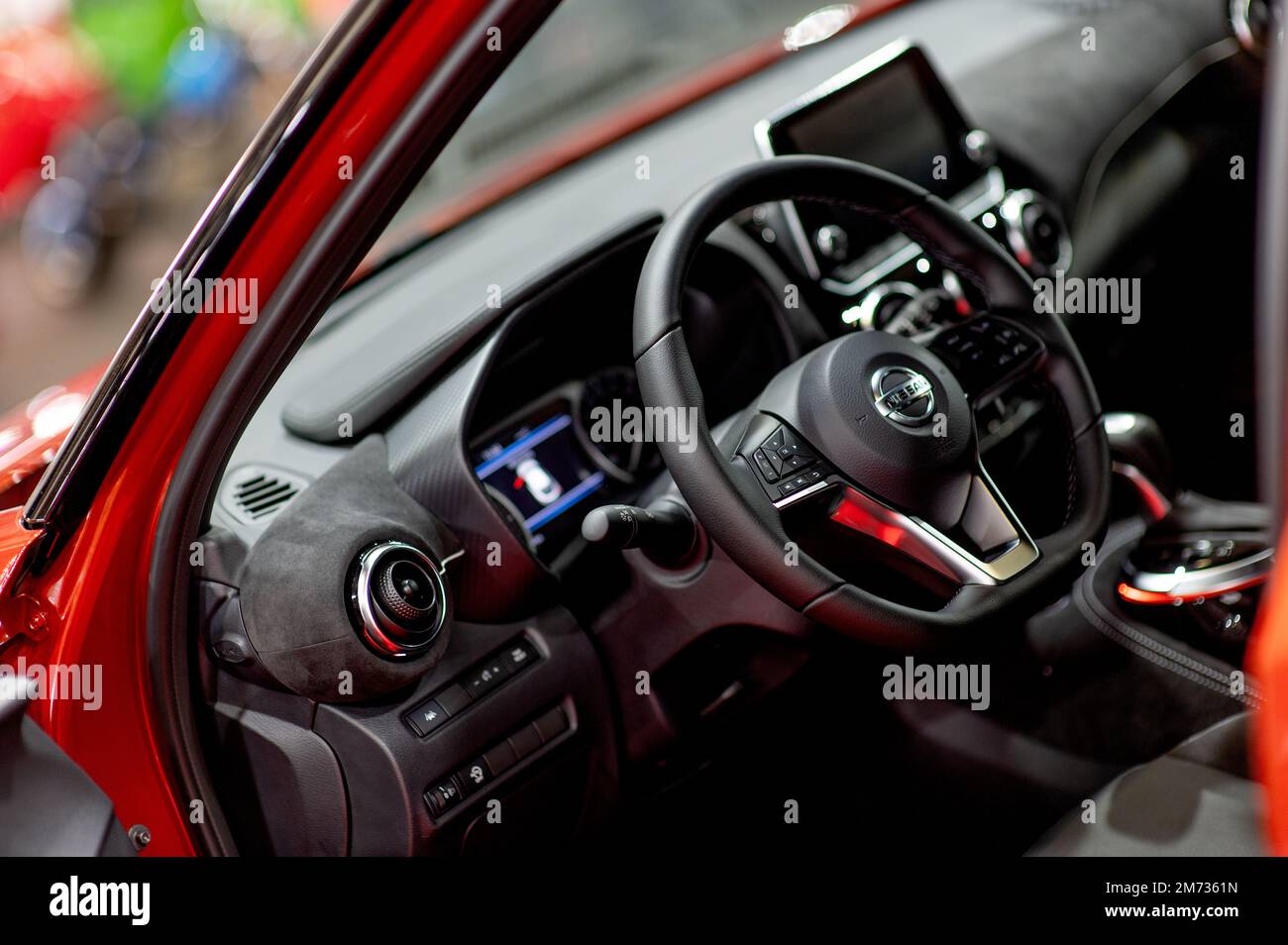 Riga, Lettonie - 29 avril 2022 : vue intérieure de la voiture Nissan Juke avec tableau de bord, volant multifonctions, compteur de vitesse Banque D'Images