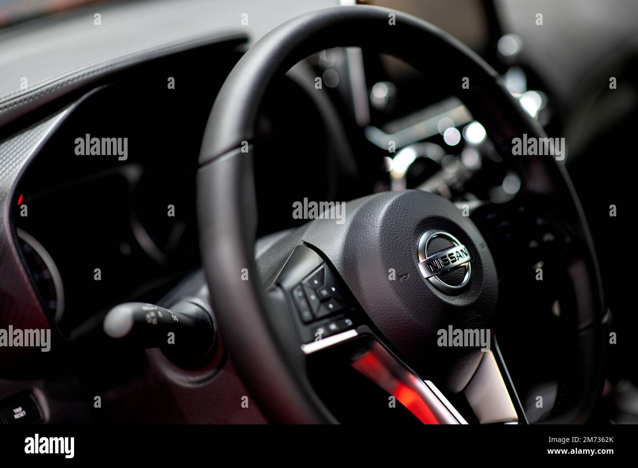 Riga, Lettonie - 29 avril 2022 : vue intérieure de la voiture Nissan Juke  avec tableau de bord, volant multifonctions, compteur de vitesse Photo  Stock - Alamy