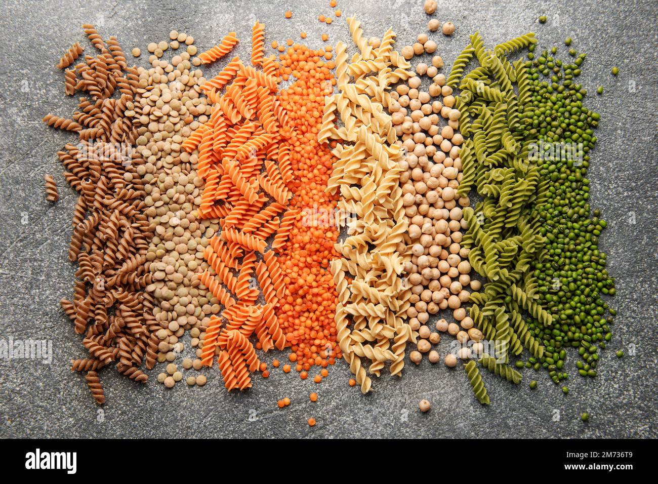 Une variété de pâtes fusilli faites de différents types de légumineuses ...