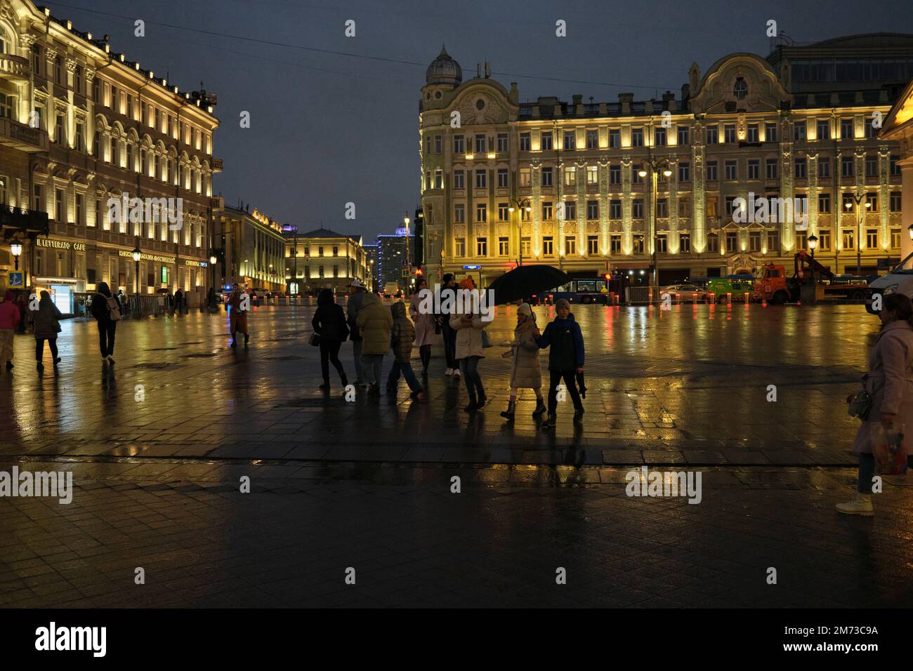 La nuit, les gens marchent sur la place Sapojkovskaya près du Kremlin. Moscou, Russie. Banque D'Images