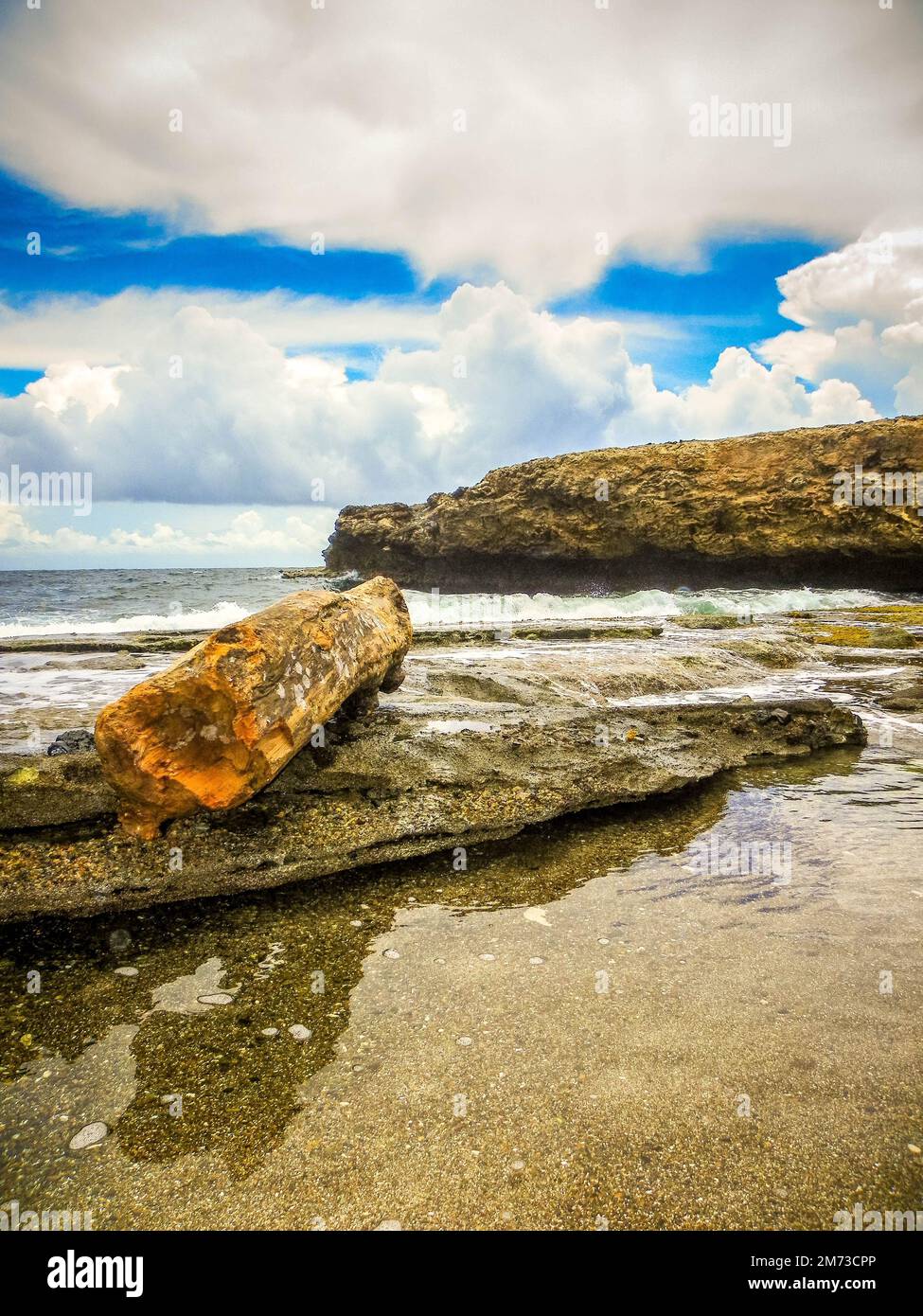 Une photo verticale d'une plage rocheuse à Boka Wandomi dans le parc national de Shete Boka de Curaçao. Banque D'Images