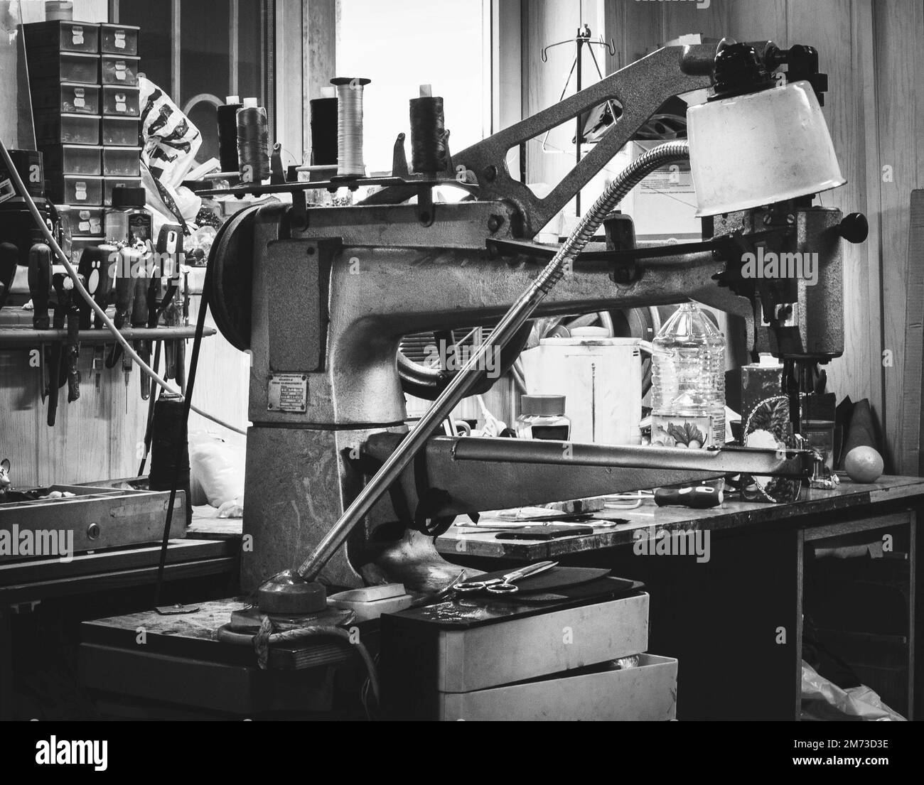 Shoe repair factory Banque de photographies et d images a haute resolution Alamy