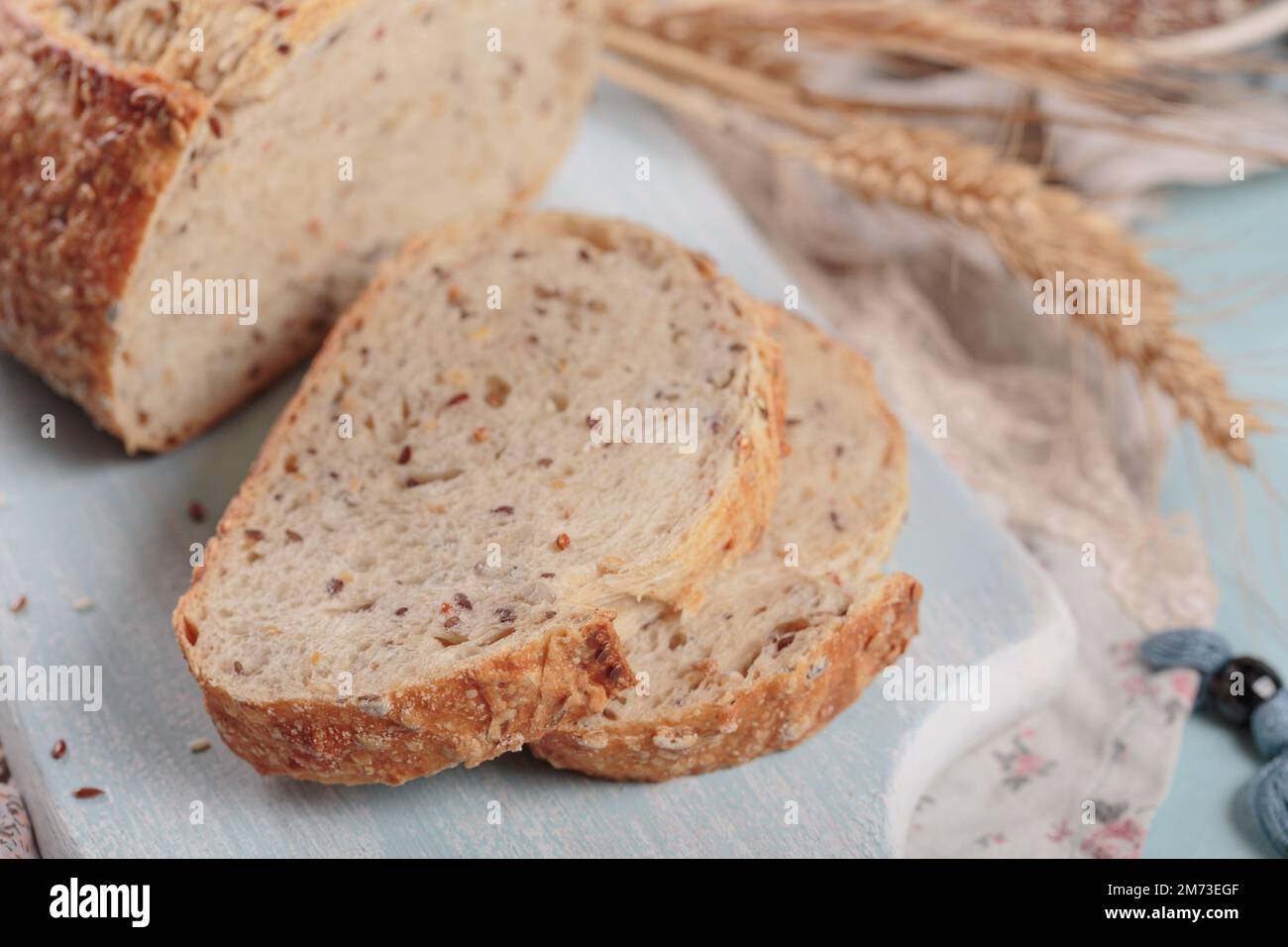 Tranches de pain frais de grains entiers cuits avec des graines de lin Banque D'Images