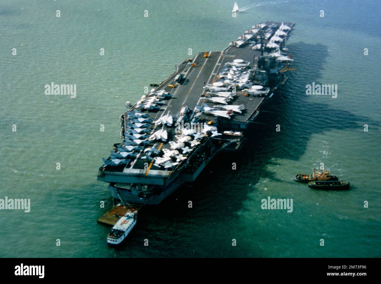 USS Forrestal (CVA-59) (plus tard CV-59, puis AVT-59), était un surporteur nommé d'après le premier Secrétaire de la Défense des États-Unis James Forrestal. Commissionnée en 1955, elle fut la première superporteuse achevée des États-Unis et fut le navire principal de sa classe. Les autres porteurs de sa classe étaient USS Saratoga, USS Ranger et USS Independence. Elle a surpassé le transporteur japonais Shinano pendant la Seconde Guerre mondiale en tant que plus grand transporteur encore construit, et a été la première conçue pour supporter des avions à réaction. Banque D'Images