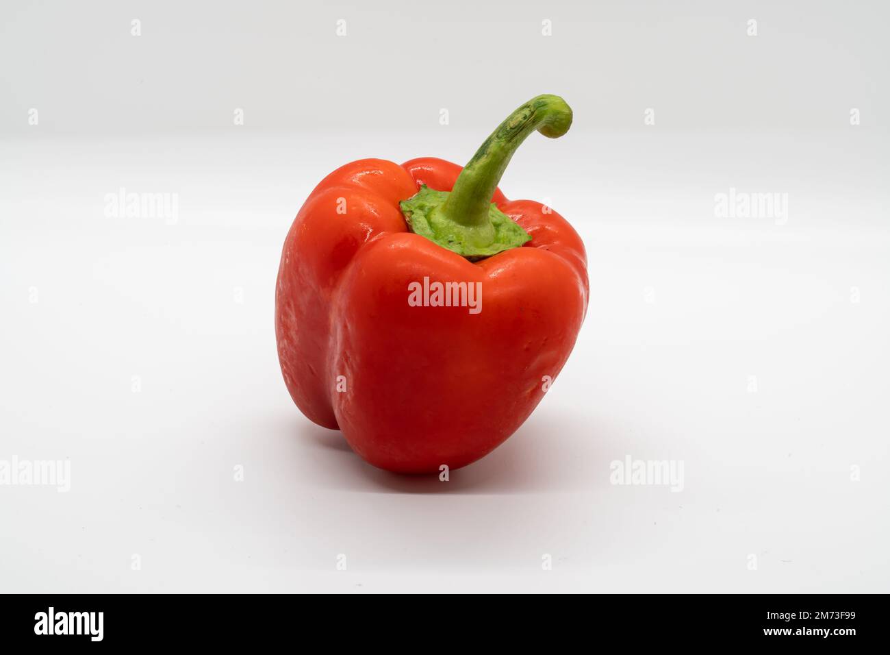 Poivron rouge entier (Capsicum) isolé sur fond blanc Banque D'Images