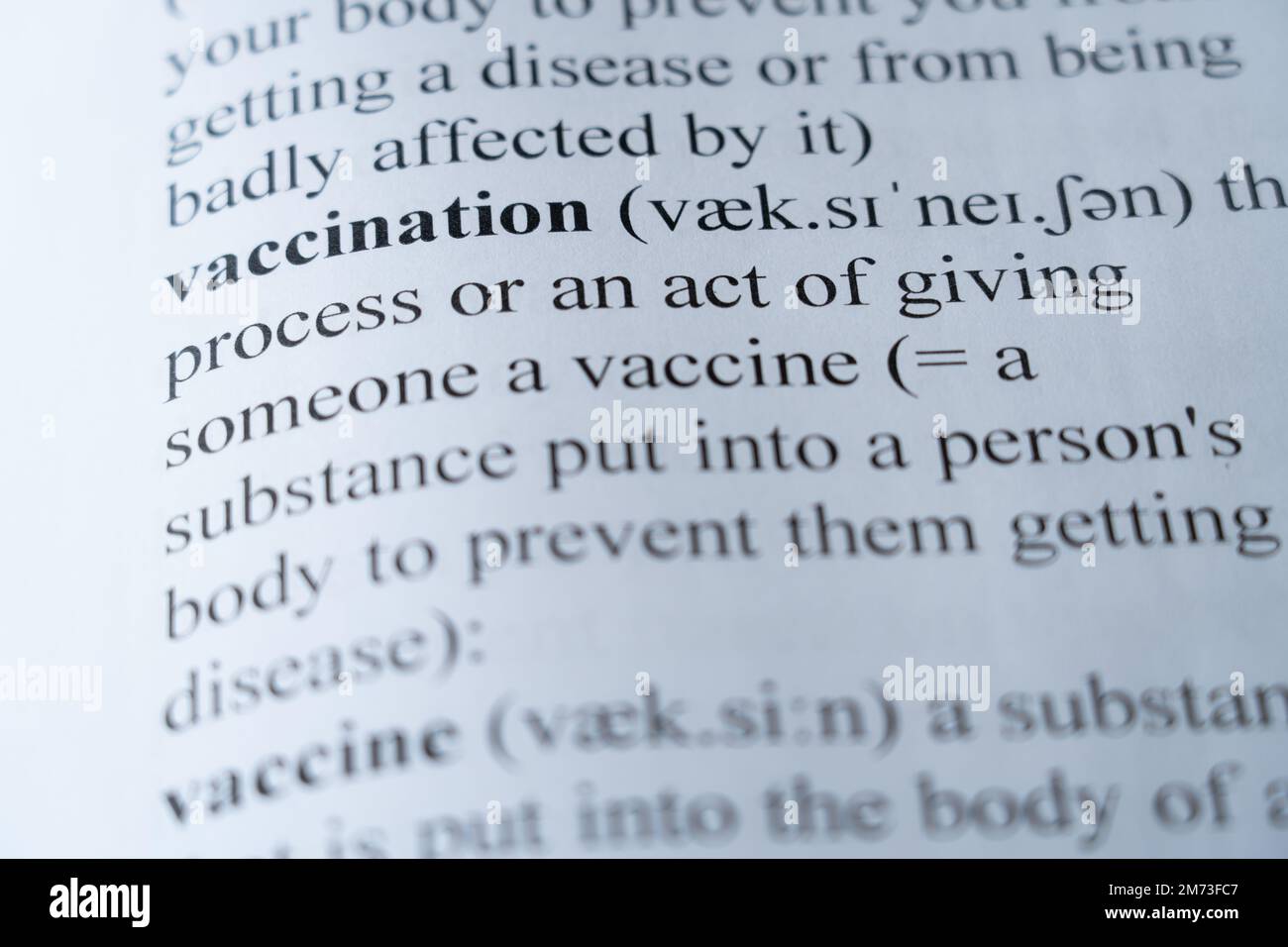 Une maquette d'une page de dictionnaire avec le mot vaccination avec focalisation sélective Banque D'Images