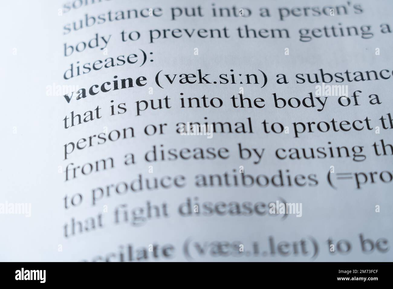 Une maquette d'une page de dictionnaire avec le mot vaccin avec focalisation sélective Banque D'Images