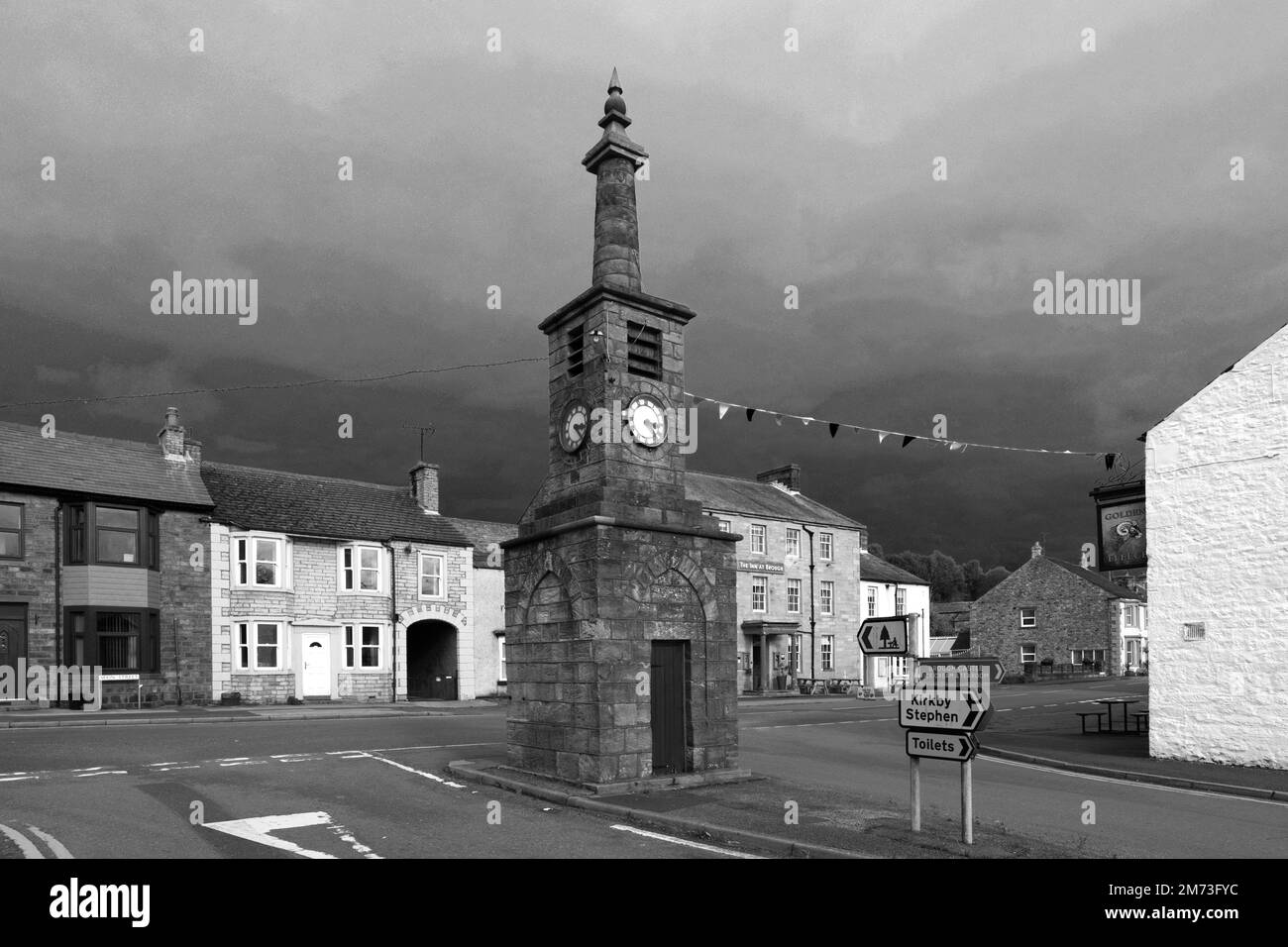 La Tour de l'horloge sur Market Street, Baggh Town, Eden, Cumbria, Angleterre, Royaume-Uni la tour de l'horloge a été érigée par abonnement public comme un mémorial du coro Banque D'Images