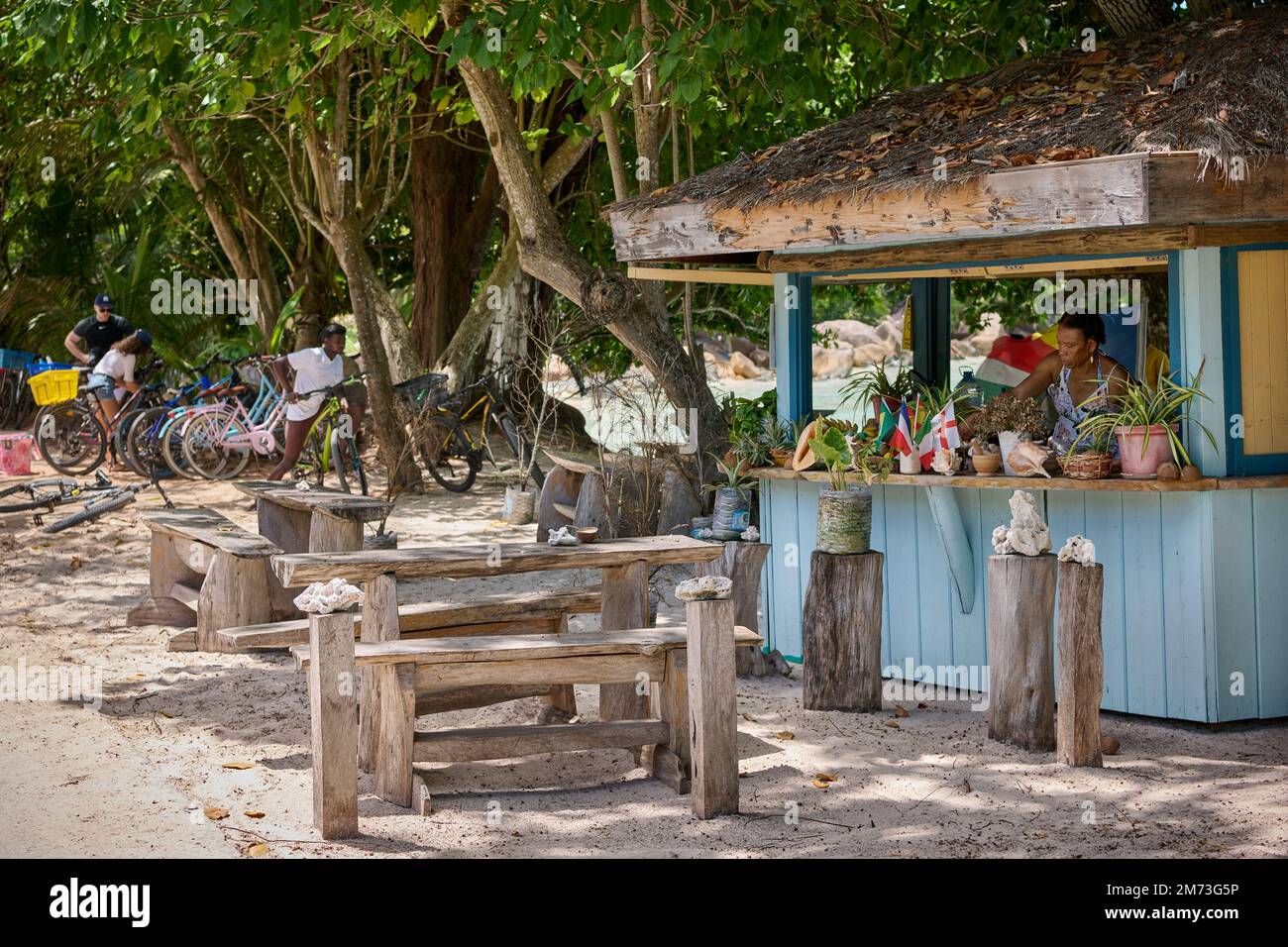 Bar de plage peint en couleurs sur la Digue, Seychelles Banque D'Images