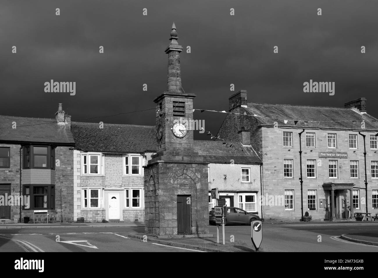 La Tour de l'horloge sur Market Street, Baggh Town, Eden, Cumbria, Angleterre, Royaume-Uni la tour de l'horloge a été érigée par abonnement public comme un mémorial du coro Banque D'Images