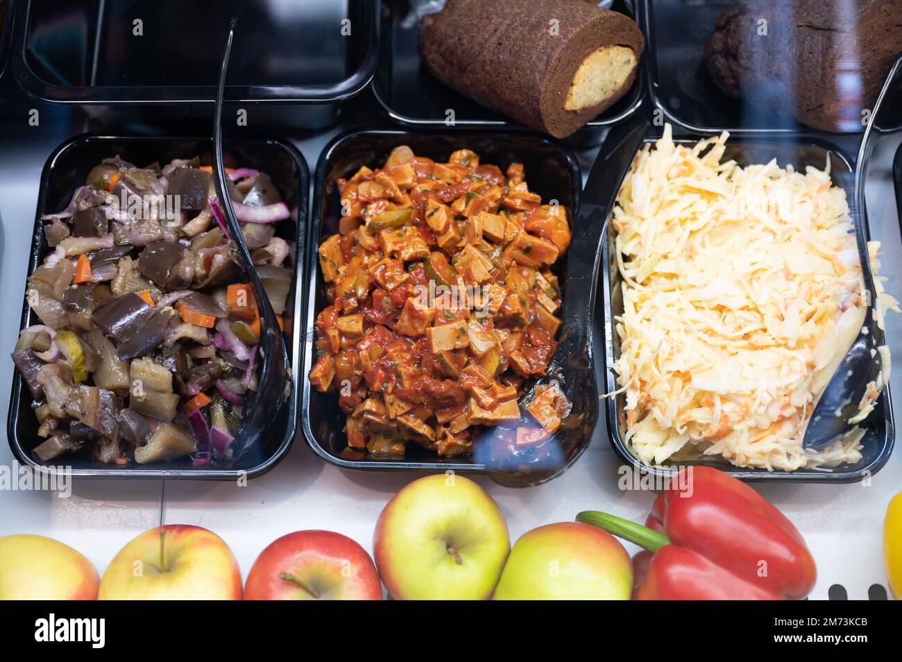 Dresde, Allemagne. 07th janvier 2023. Des salades à base d'aubergines (l-r), de seitan et de chou sont exposées à la nouvelle ouverture d'un boucherie végétalien. Le boucher vegan dit qu'il produit 70 pour cent des produits qu'il vend lui-même - sur une base purement végétale. Credit: Sebastian Kahnert/dpa/Alay Live News Banque D'Images