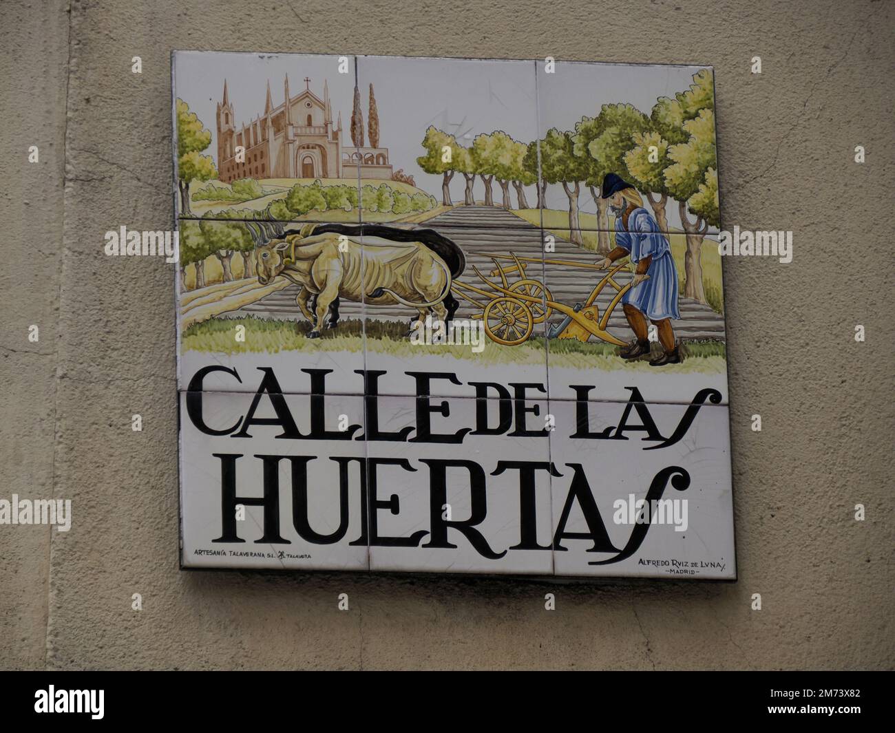 MADRID, ESPAGNE - 14 DÉCEMBRE 2022: Rue nom calle de las huertas signe à Madrid, capitale de l'Espagne réputée pour ses riches dépôts d'Europe Banque D'Images