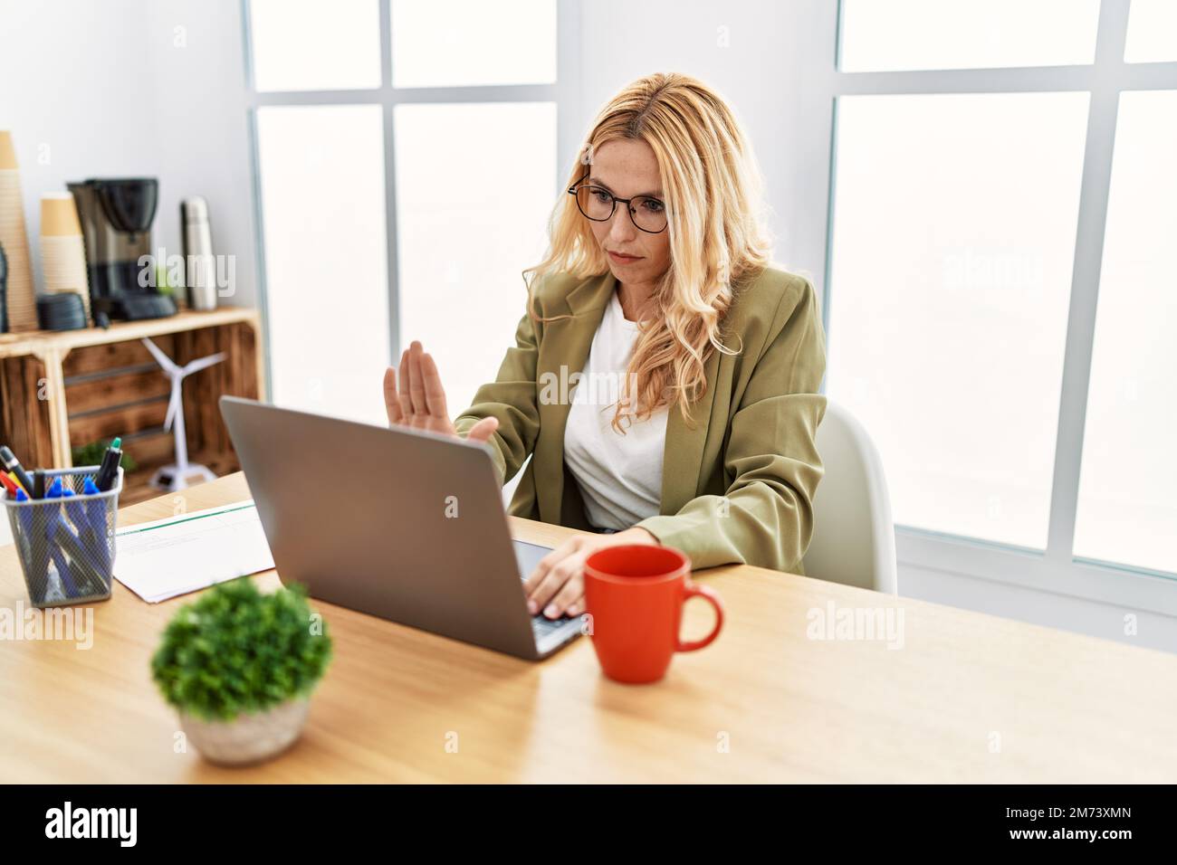 Belle femme blonde travaillant au bureau avec ordinateur portable ne
