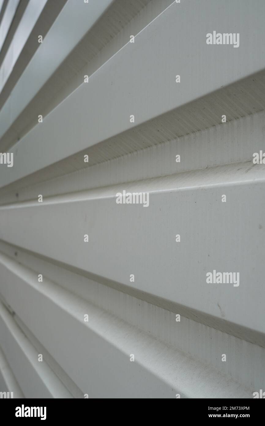 Site de construction de clôtures murales rainurées blanches en PVC. Arrière-plan du motif de rainures convergentes Banque D'Images
