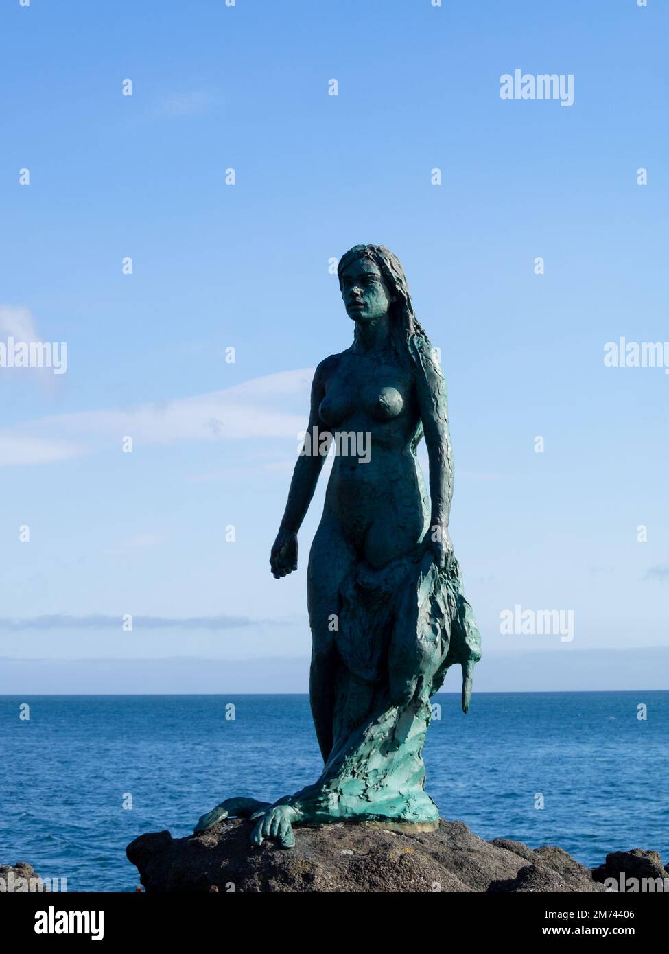 Kópakonan, la femme du phoque, statue sur les rochers Banque D'Images