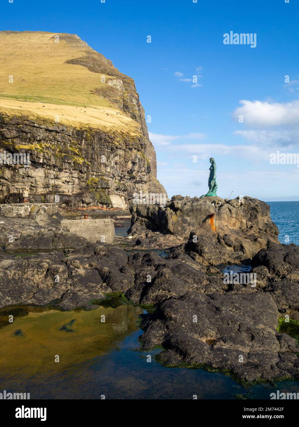 Kópakonan, la femme du phoque, statue sur les rochers au bord des falaises de la côte de Kalsoy Banque D'Images