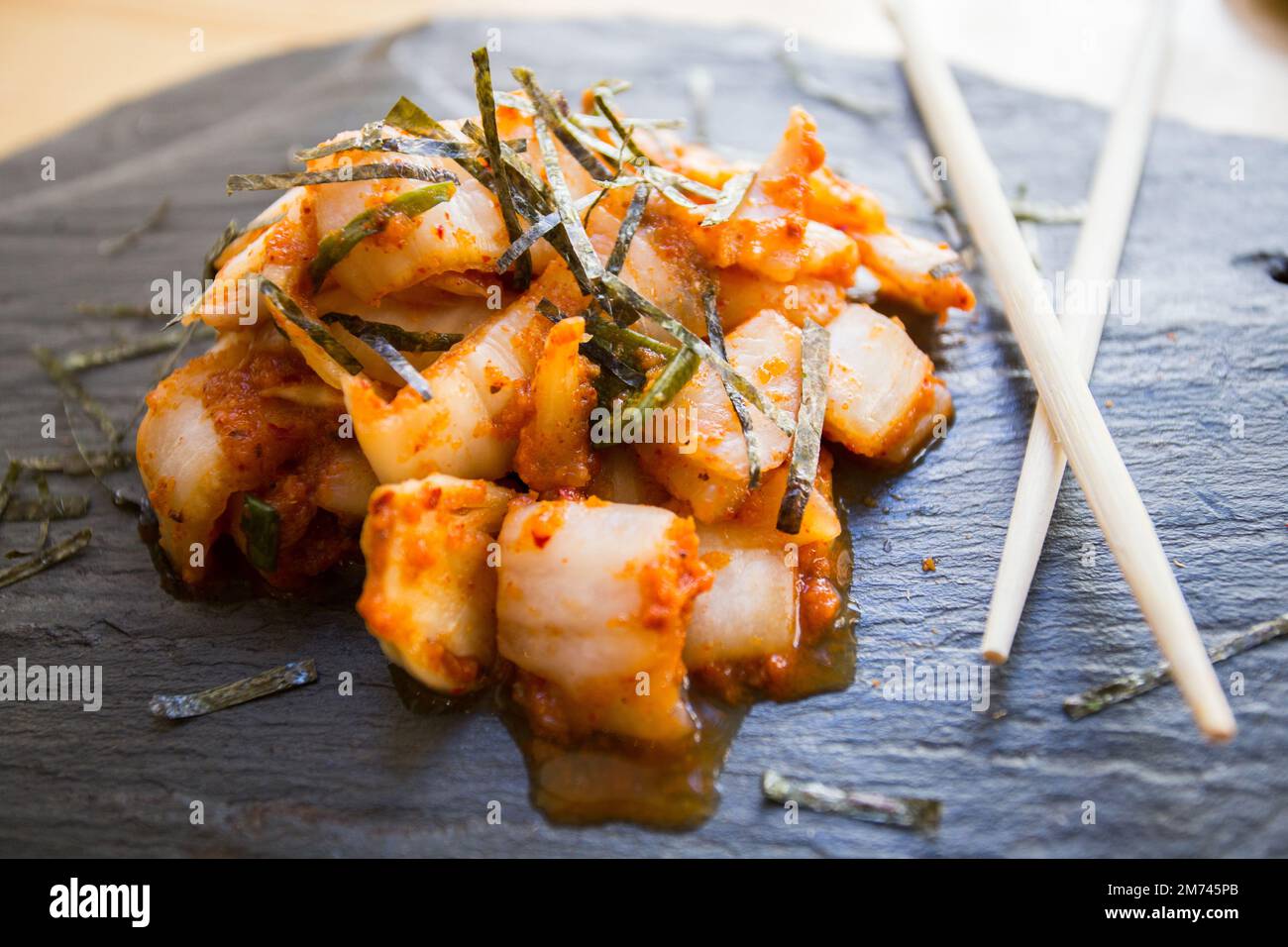 Bol avec salade de kimchi. Le Kimchi est un plat coréen fait à partir d'une préparation fermentée dont l'ingrédient de base est le chou asiatique ou le Brassica pekinensis Cabba Banque D'Images