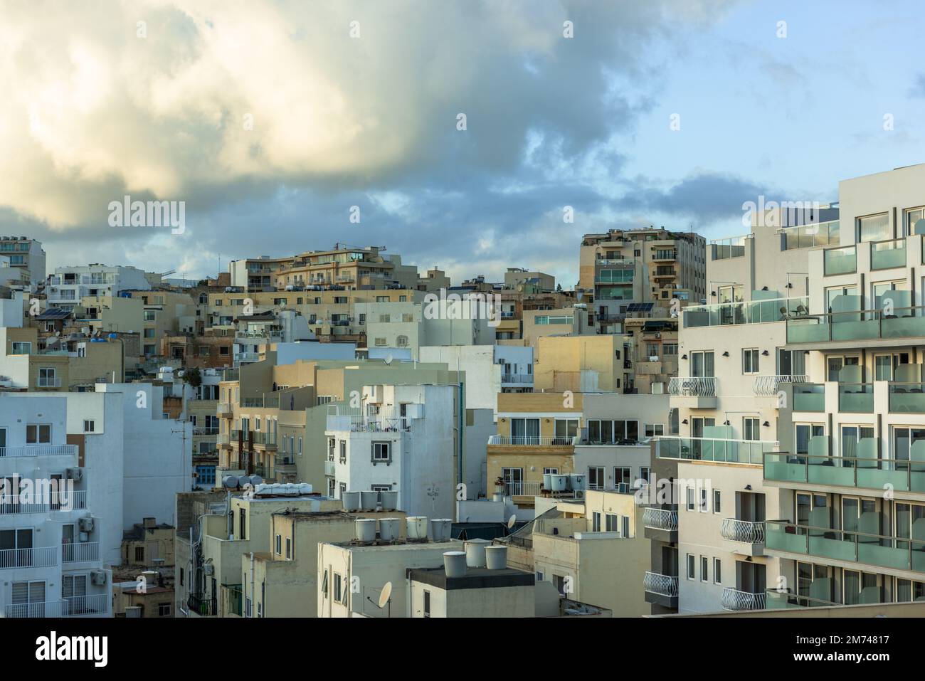 Quartier résidentiel de la ville sur le toit à Silema, Malte. Banque D'Images