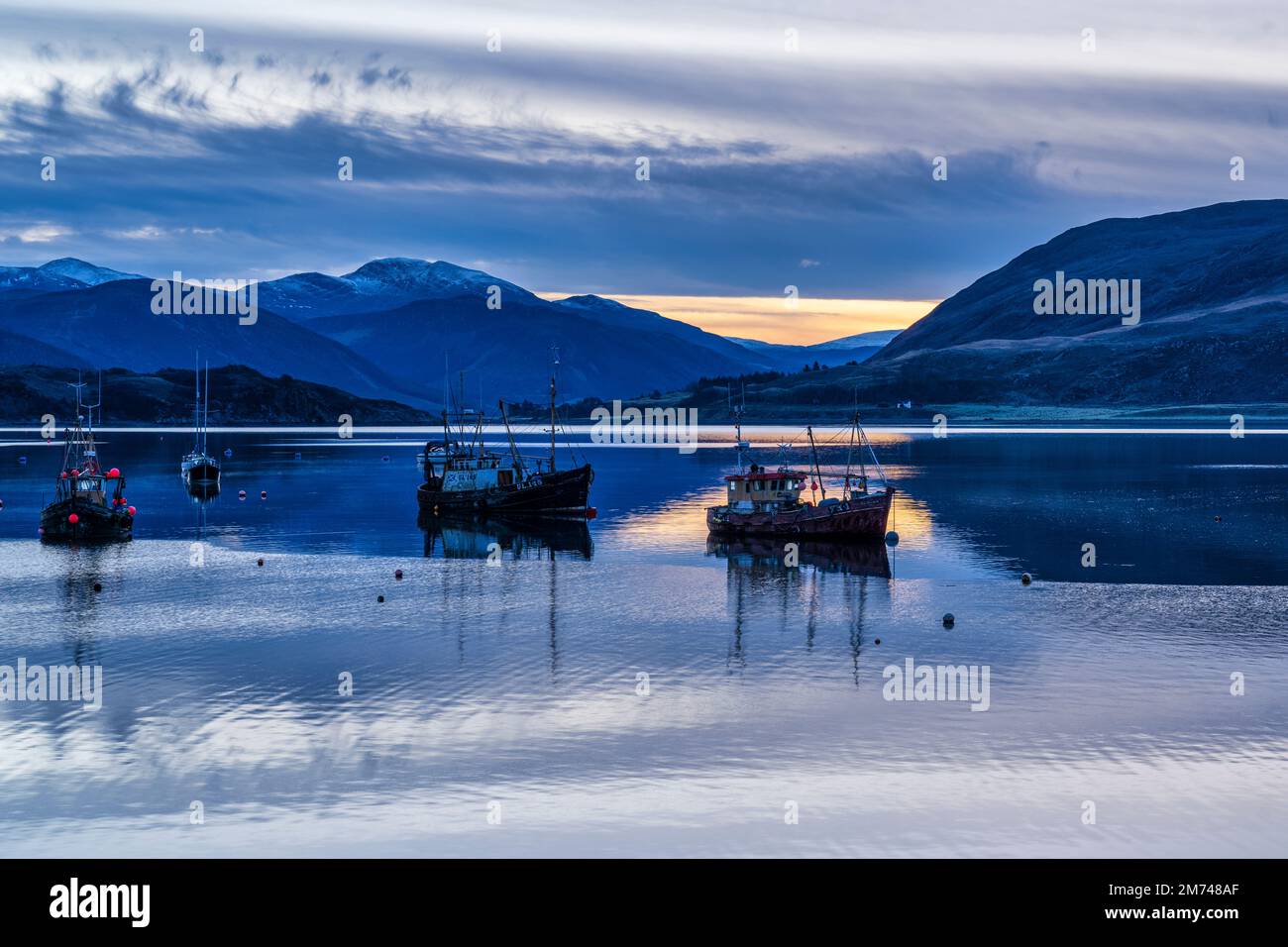 Bateaux de pêche amarrés sur le Loch Broom à l'aube - Ullapool, Wester Ross, Highland, Écosse, Royaume-Uni Banque D'Images