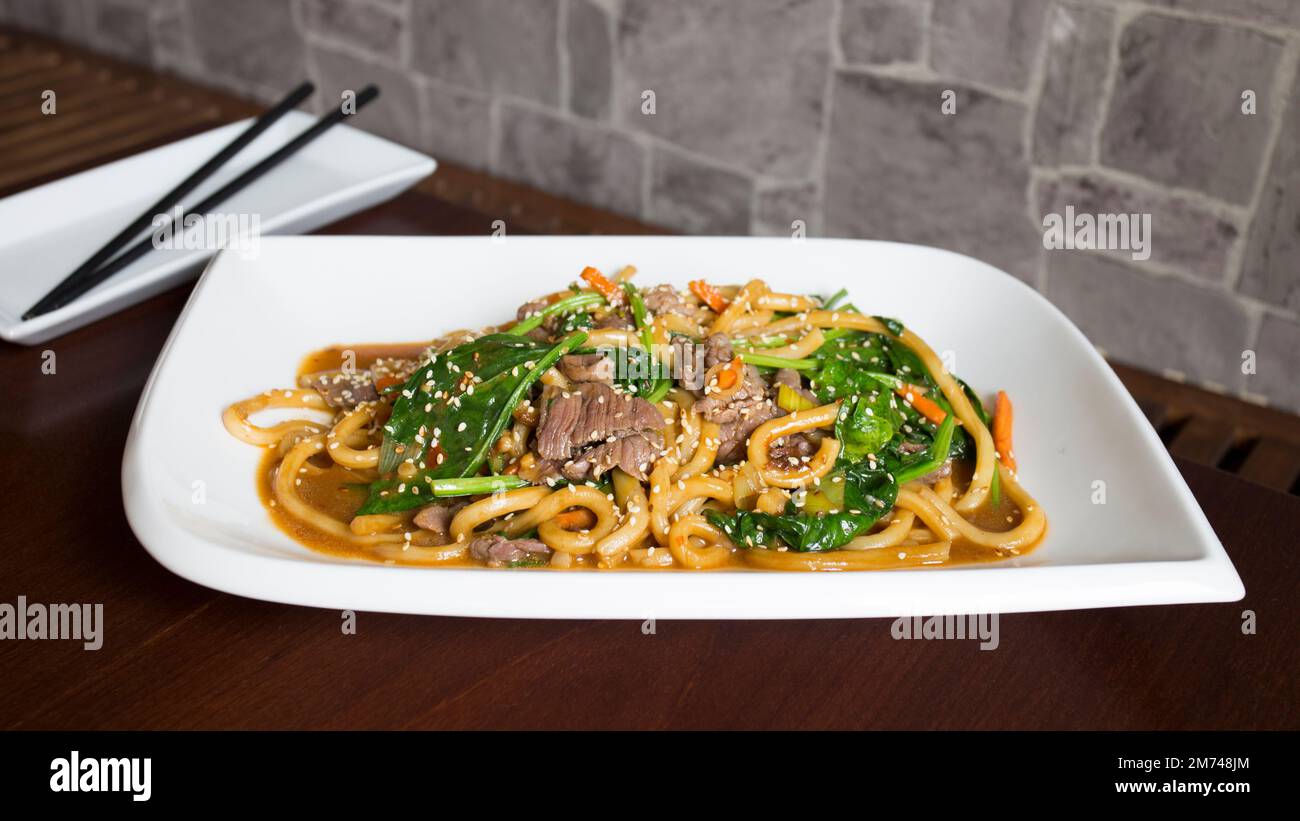 Assiette combinée asiatique avec bœuf, nouilles, riz et légumes. Banque D'Images