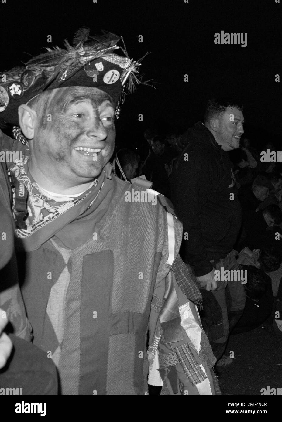 Haxey, North Lincolnshire, Royaume-Uni - 01 06 2023: The Haxey Hood Fool appréciant l'ancien jeu entre villages lors de la reconstitution annuelle. Banque D'Images