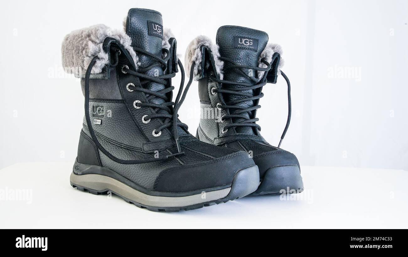 Bottes ugg gris gris Banque de photographies et d'images à haute résolution  - Alamy