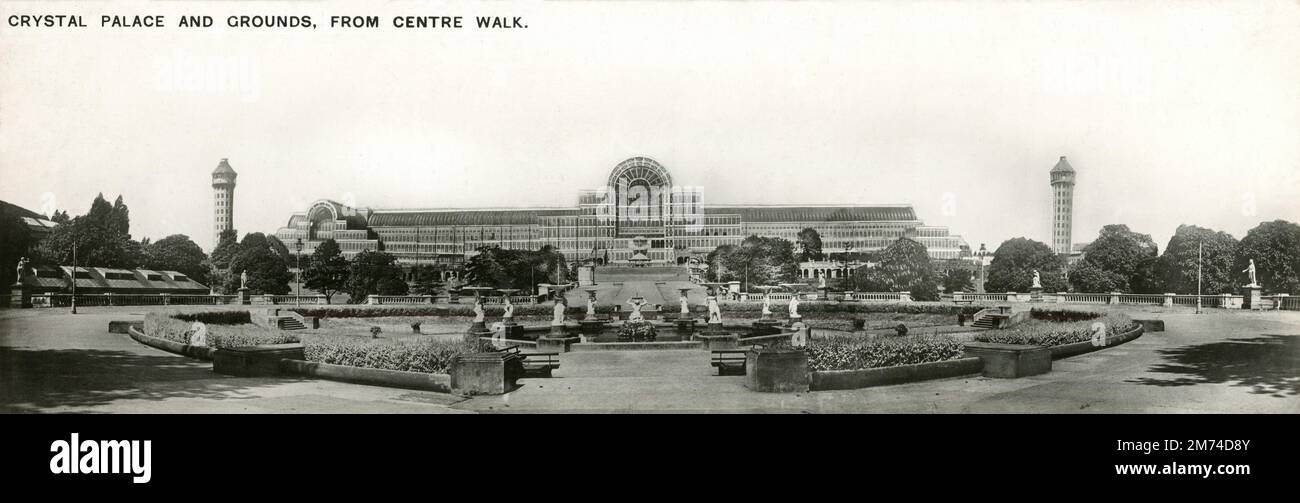 Une photographie panoramique antique intitulée "Palais de Cristal et jardins, de la promenade du Centre". Le Crystal Palace était une structure en fonte et en verre, construite à l'origine à Hyde Park, Londres, pour abriter la Grande exposition de 1851. L'exposition a eu lieu du 1 mai au 15 octobre 1851, et plus de 14 000 exposants du monde entier se sont rassemblés dans son espace d'exposition de 990 000 pieds carrés. Après l'exposition, le Palais a été déplacé dans le sud de Londres et a été reconstruit au sommet de Penge Peak, à côté de Sydenham Hill. Il y est resté de juin 1854 jusqu'à sa destruction par le feu en novembre 1936. Banque D'Images