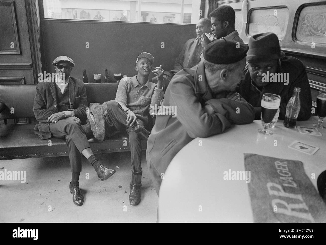 Londres. Fin 1960s. Un groupe d'amis qui se socialisent au pub Duke of Wellington, situé à l'angle de Portobello Road et Elgin Crescent, dans le quartier de Notting Hill du Royal Borough de Kensington et Chelsea, dans l'ouest de Londres. Banque D'Images