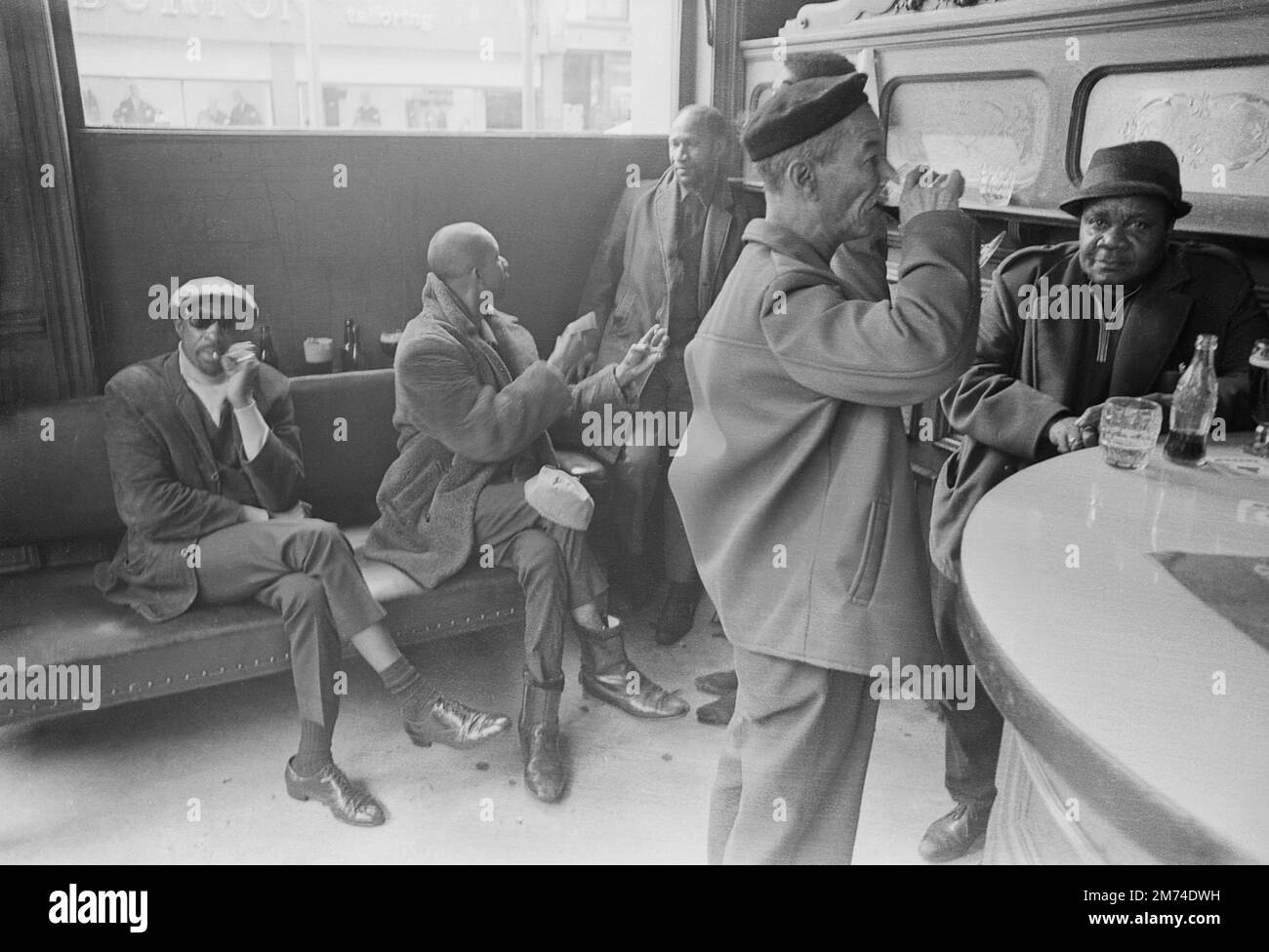 Londres. Fin 1960s. Un groupe d'amis qui se socialisent au pub Duke of Wellington, situé à l'angle de Portobello Road et Elgin Crescent, dans le quartier de Notting Hill du Royal Borough de Kensington et Chelsea, dans l'ouest de Londres. Banque D'Images