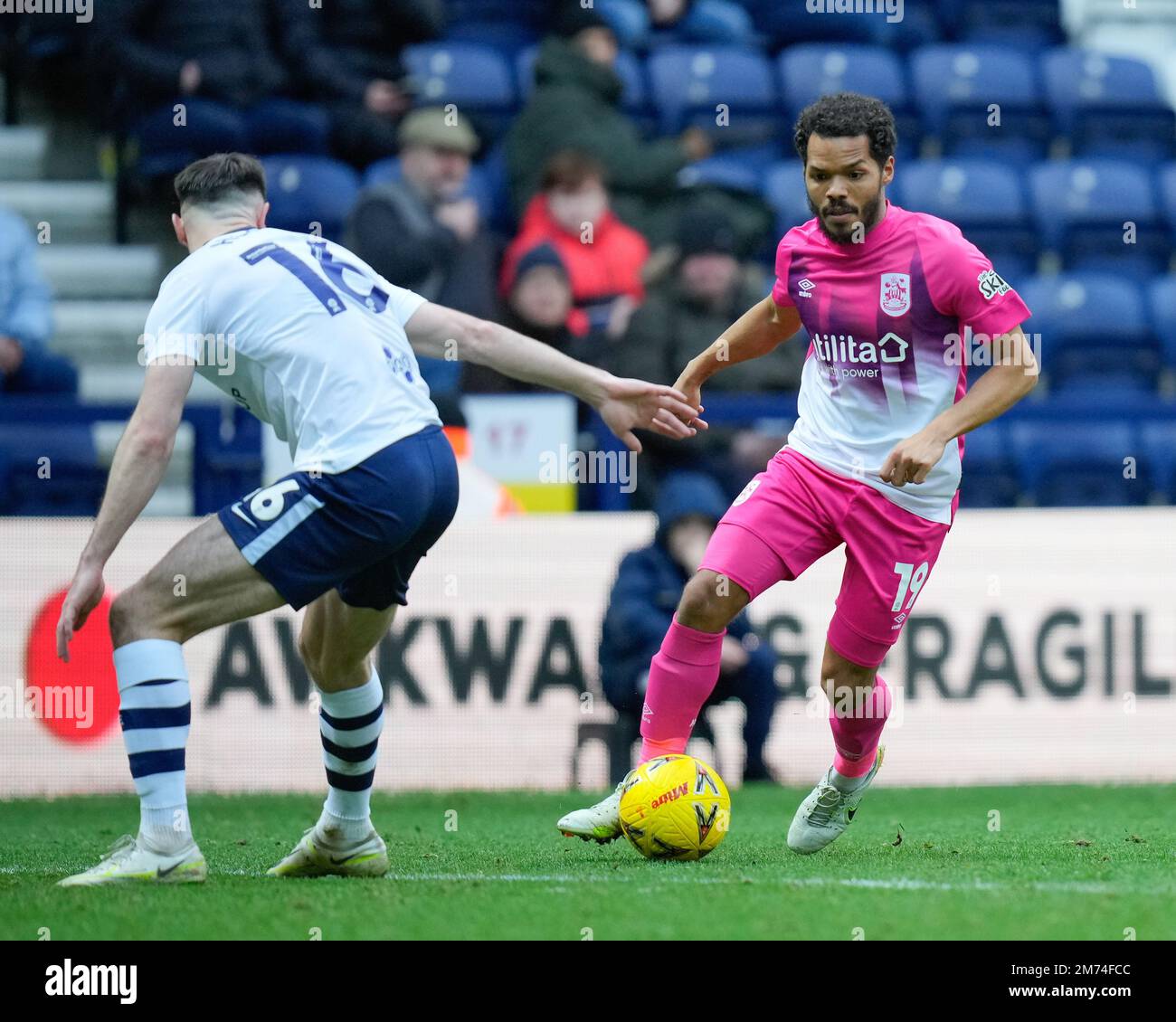 Duane Holmes #19 de la ville de Huddersfield court à Andrew Hughes #16 de Preston North End pendant la coupe Emirates FA troisième Round Match Preston North End vs Huddersfield Town à Deepdale, Preston, Royaume-Uni, 7th janvier 2023 (photo de Steve Flynn/News Images) Banque D'Images