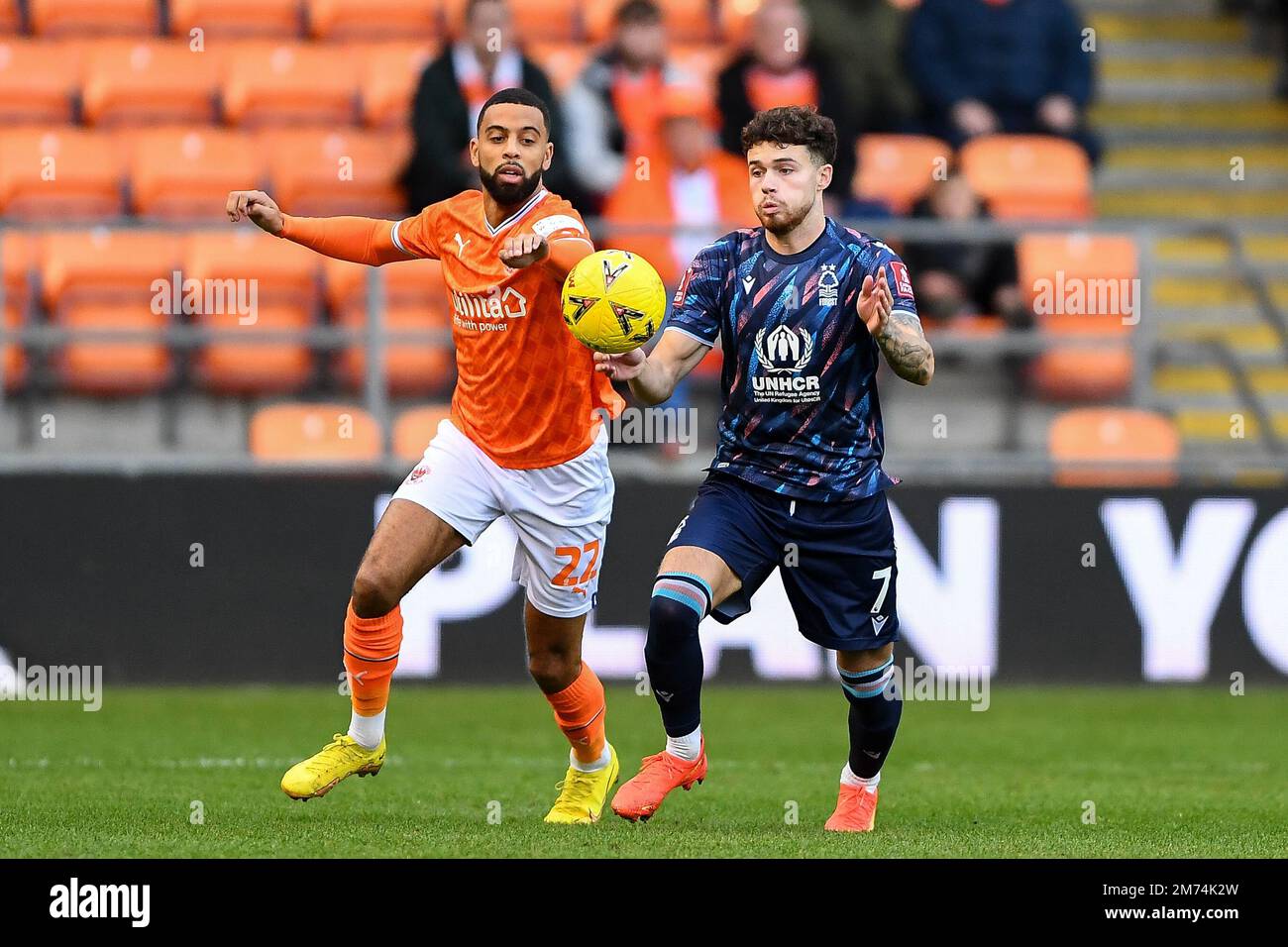 Blackpool, Royaume-Uni. 7th janvier 2023. NECO Williams de la forêt de Nottingham et CJ Hamilton de Blackpool lors du match de la coupe FA entre Blackpool et la forêt de Nottingham à Bloomfield Road, Blackpool, le samedi 7th janvier 2023. (Credit: Jon Hobley | MI News) Credit: MI News & Sport /Alay Live News Banque D'Images