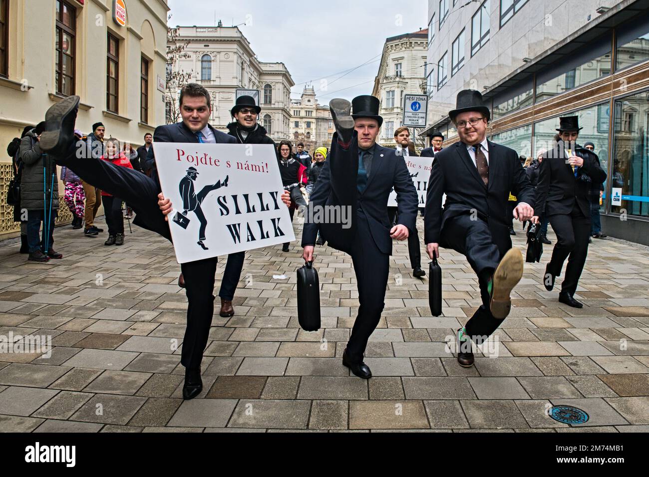 Dixième événement fictif appelé « les promenades à travers Brno » à l'occasion de la Journée internationale de la marche stupide inspirée par la troupe de comédie britannique Monty Python. Les participants se rencontrent à l'extérieur de la Cour administrative suprême à la statue de la Justice à Brno, République tchèque, 7 janvier 2023. (CTK photo/Patrik Uhlir) Banque D'Images