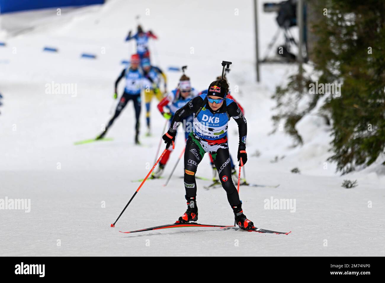 Dorothea Wierer d'Italie vu en action pendant la course de poursuite de 10 km de femmes à la coupe du monde de Biathlon IBU BMW à Pokljuka. Banque D'Images