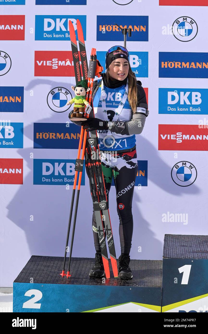 Pokljuka, Slovénie. 07th janvier 2023. Deuxième place Dorothea Wierer of Italy fête sur le podium lors de la course féminine de poursuite de 10 km à la coupe du monde de biathlon de BMW IBU à Pokljuka. (Photo par Andrej Tarfila/SOPA Images/Sipa USA) crédit: SIPA USA/Alay Live News Banque D'Images