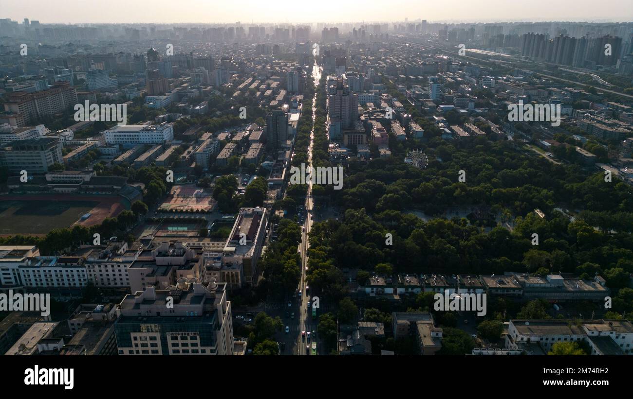Photo aérienne d'une rue droite dans la ville de Xi'an dans la province de Shaanxi, en Chine Banque D'Images