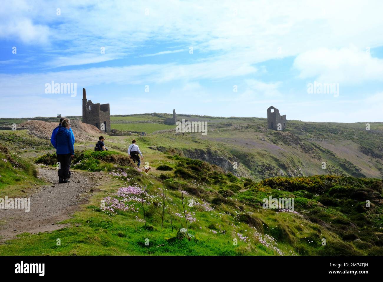 Touristes appréciant les mines d'étain abandonnées à Botallack, un site du patrimoine mondial, Cornwall, Royaume-Uni - John Gollop Banque D'Images