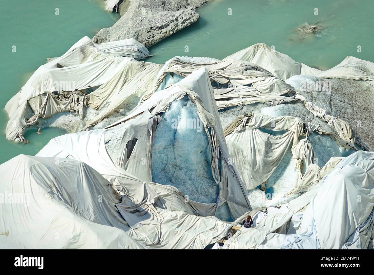 La fonte du glacier du Rhône est le signe le plus visible du changement climatique. En raison des températures élevées, les feuilles blanches ne peuvent plus protéger le glacier Banque D'Images